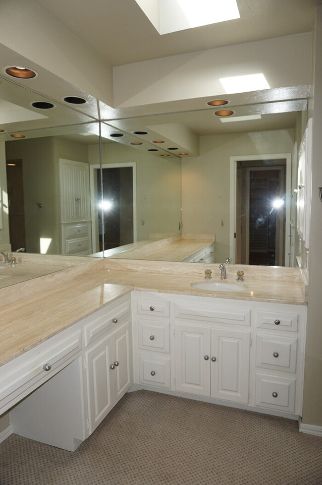 Building Photo - 3 bed 3 Bath 2 Car Garage Town Home in the...