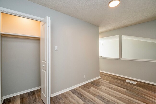 Building Photo - Fully Remodeled Townhome with Loft and Pri...