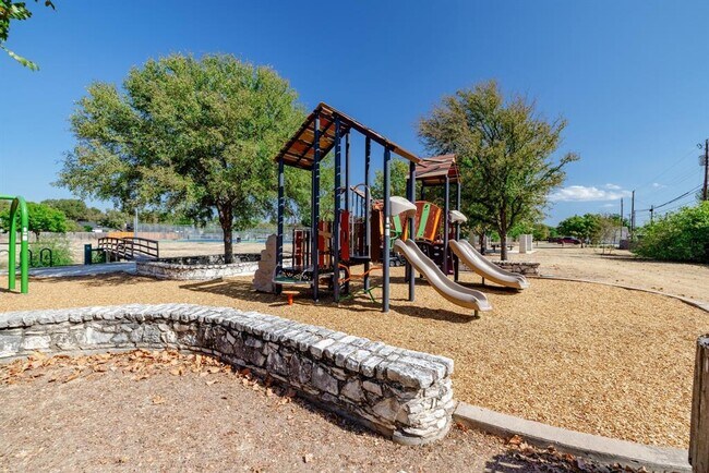 Building Photo - 2304 Silver Spur Dr