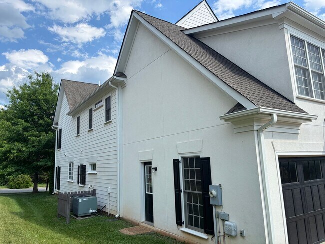 Building Photo - Great Home in Crozet!