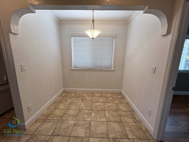 Building Photo - $4000 Beautiful Cottage Style 2 Bed 1 Bath...