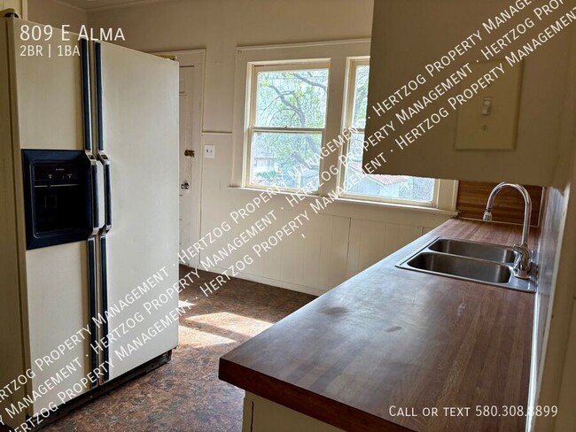 Building Photo - 809 E Alma-