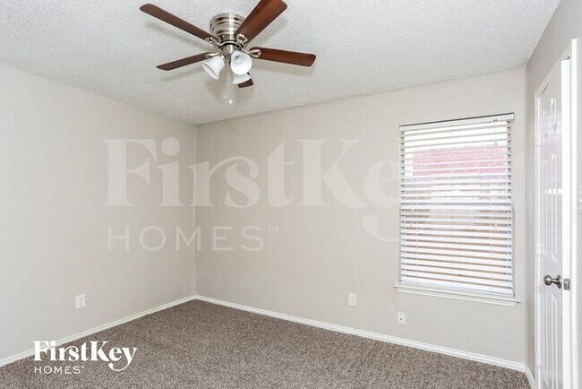 Building Photo - 1701 Oxford Dr