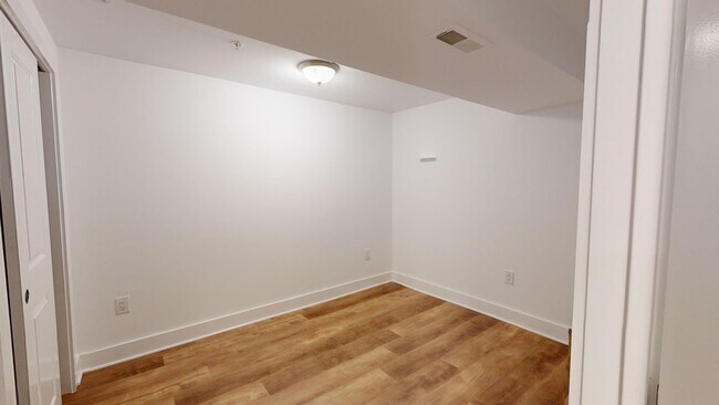 Building Photo - 472 Ridge St NW