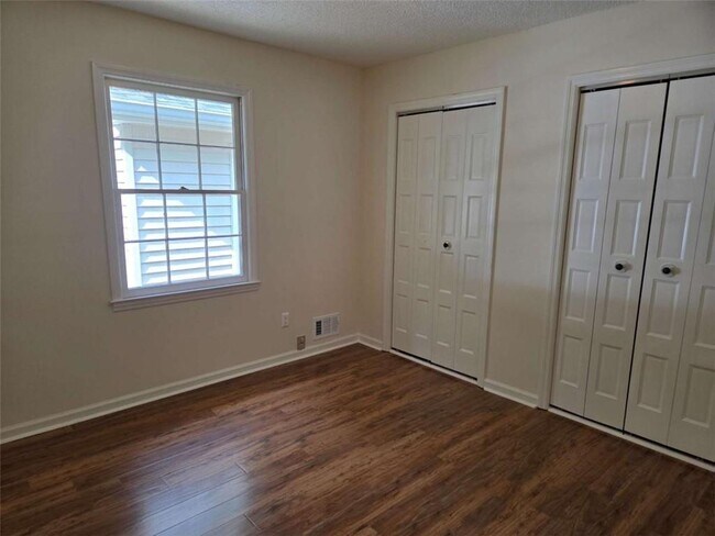 Building Photo - 984 Overlook Dr