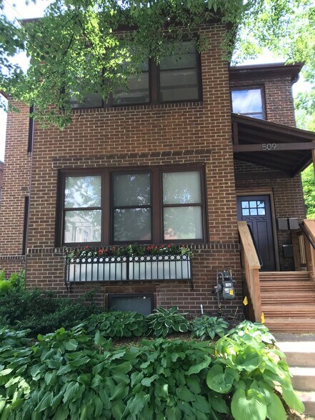 Secure entry leads to separate private apartment entrances inside. - 509 W 22nd St