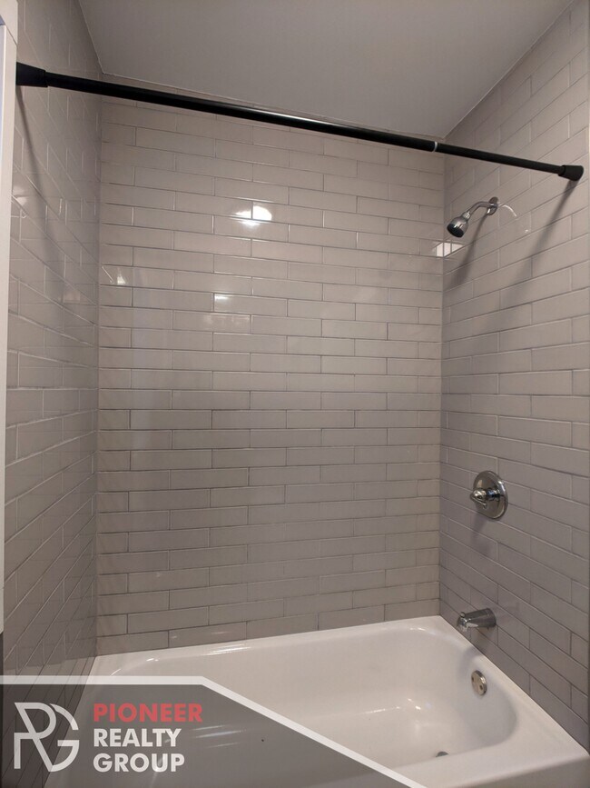 Building Photo - 709 W Brompton Ave