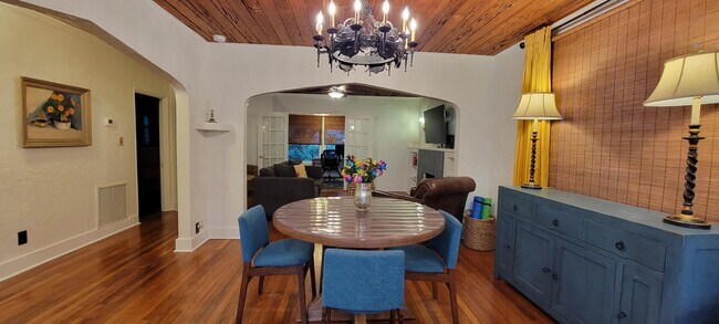 Building Photo - 717 Macy St