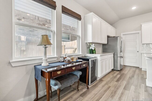 Building Photo - "Charming 3-Bedroom Home with 2 Full Baths and 1902 Sq Ft of Comfort in San Antonio!"