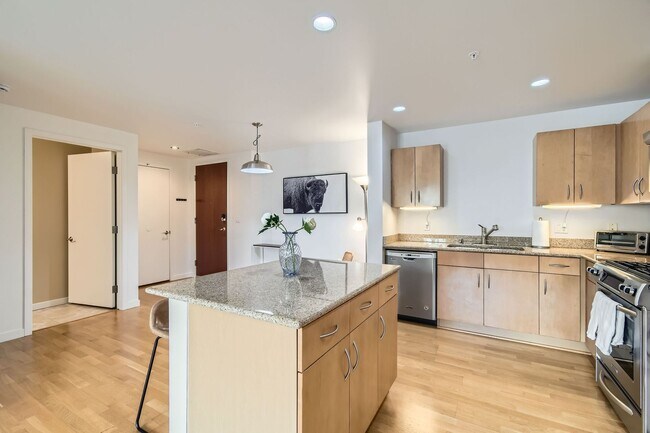 Building Photo - 2-BDR Retreat with Rooftop Pool & Gym