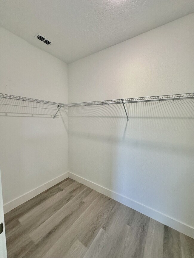 Building Photo - Private Master Bedroom and Bathroom available in a Large, Modern Home. The Master Bedroom feature...