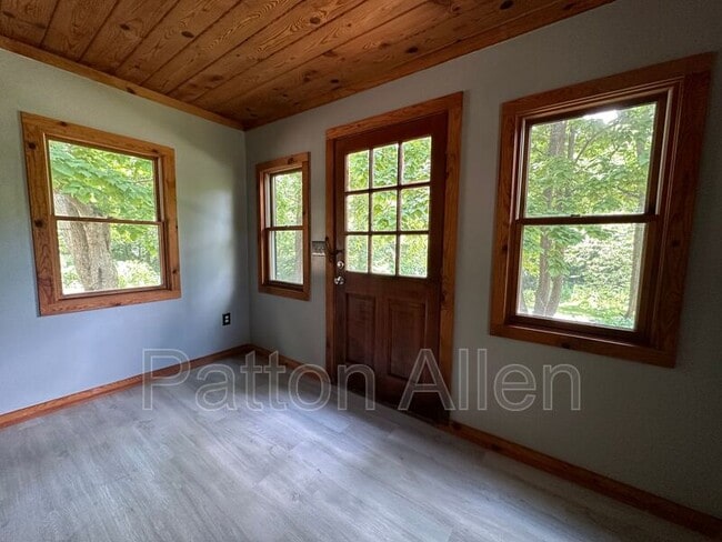 Building Photo - 267 Davis Creek Rd