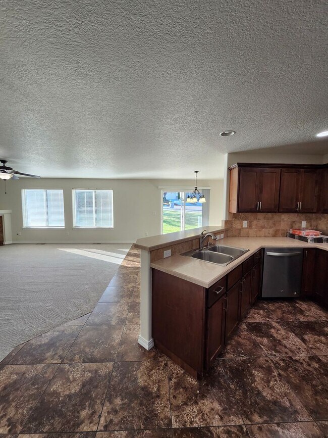Building Photo - $700 Move-in Special! Beautiful South Richland 3 bed, 2.5 ba + Bonus Room