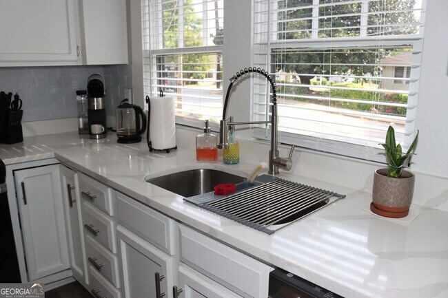 Building Photo - 518 North Ave