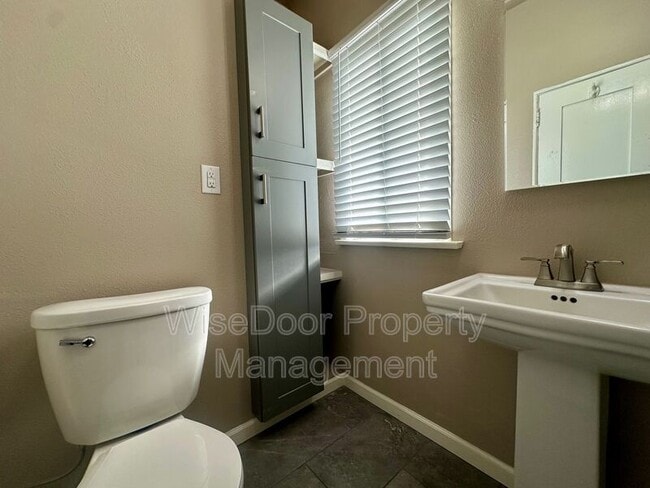 Building Photo - 1030 Leonard Ave