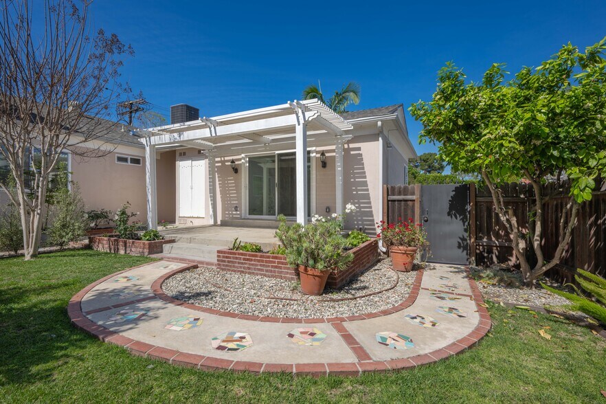 Building Photo - 5935 W 79th St