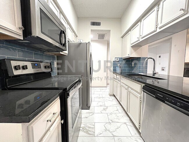 Building Photo - Ground-Level 1/1 Open Condo in Dallas!