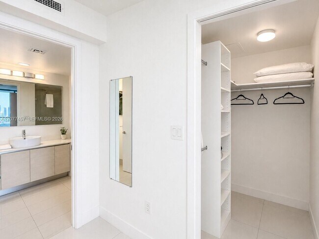 Building Photo - 2600 E Hallandale Beach Blvd