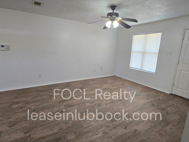 Building Photo - 2 bedroom, 2 bath, 1 car garage