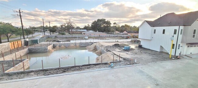 Building Photo - 311 Cyclamen St