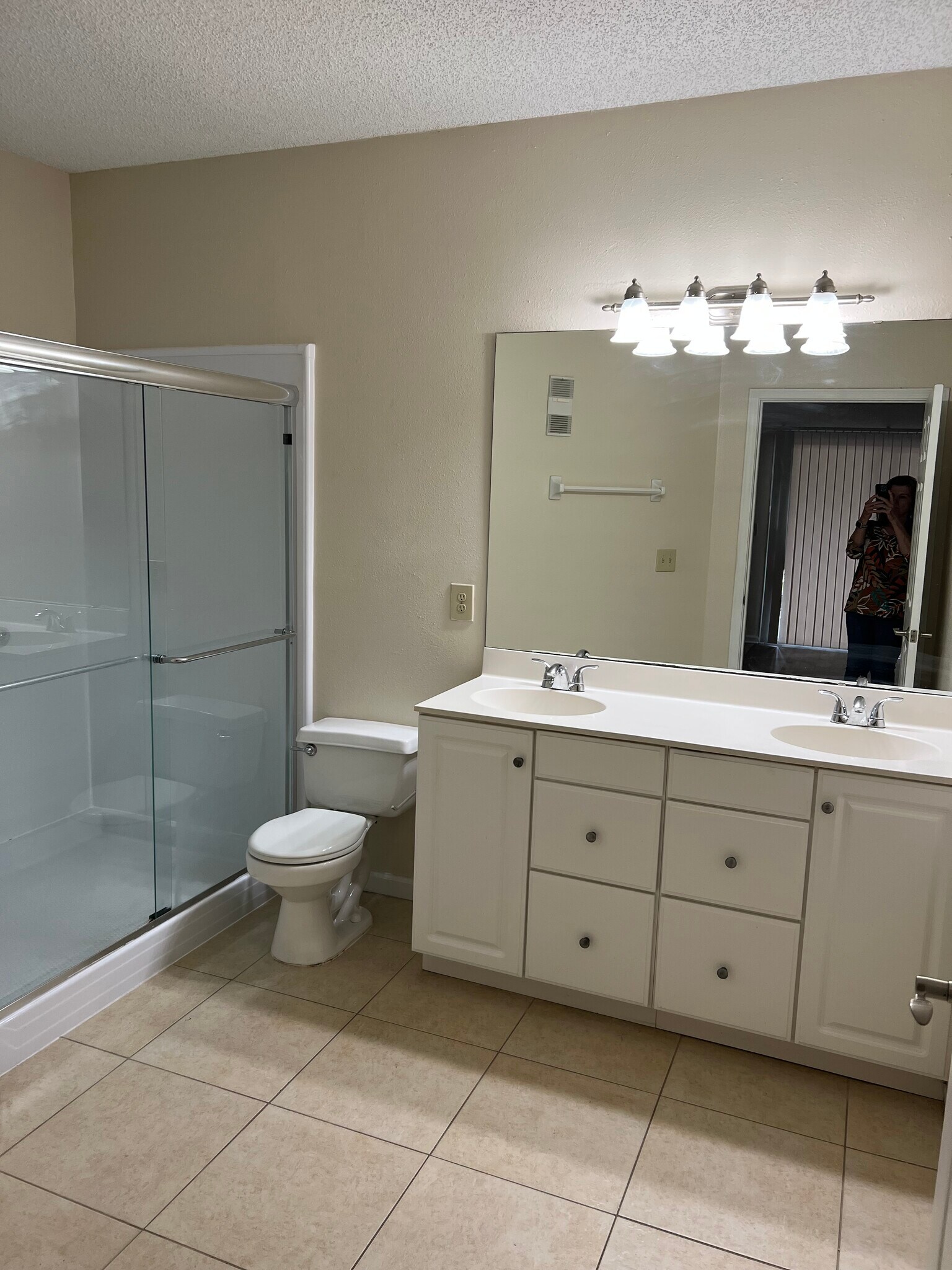 Building Photo - 10000 Gate Pky N