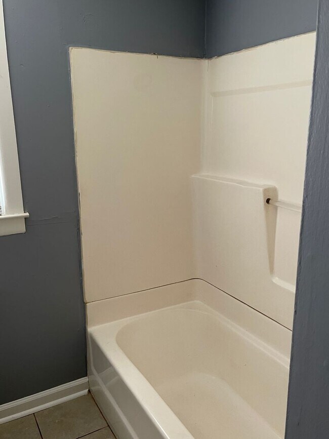 Building Photo - Adorable 2 Bed/1 Bath Bungalow in Forest P...