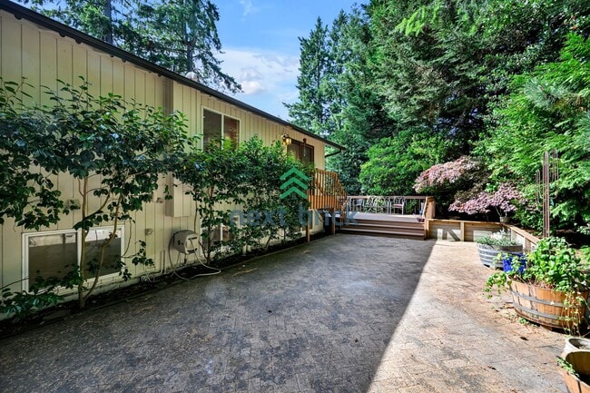 Building Photo - Beautiful 6-Bedroom Home on a Quiet Cul-de...