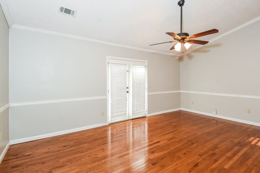 Building Photo - 1813 Cres Hill Dr NW