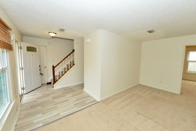 Building Photo - Gourmet Kitchen!