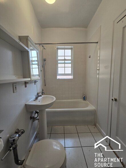 Building Photo - 1456 Oak Ave