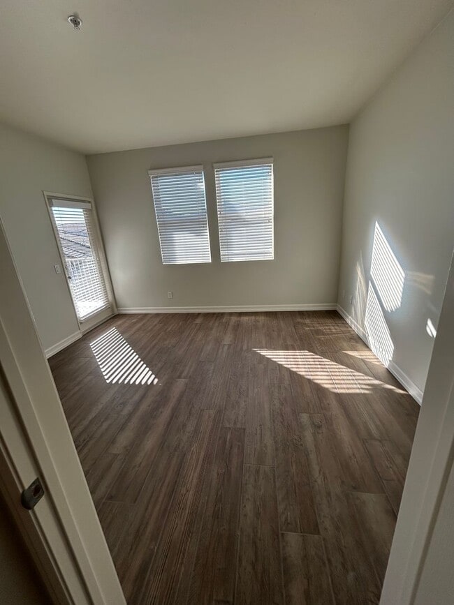 Building Photo - Temecula PKwy. 1 Bedroom, 1 Bath Condo with Garage