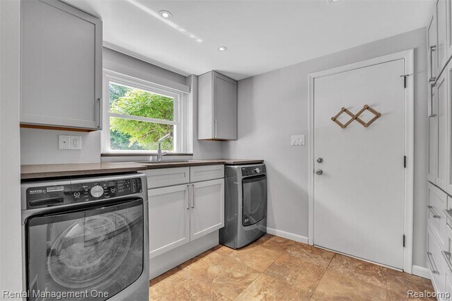 Building Photo - 3015 High Pointe Ct