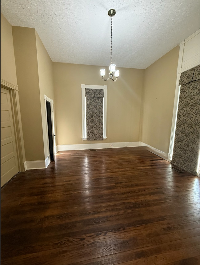 Building Photo - 2 bed/ 2 bath downtown home!
