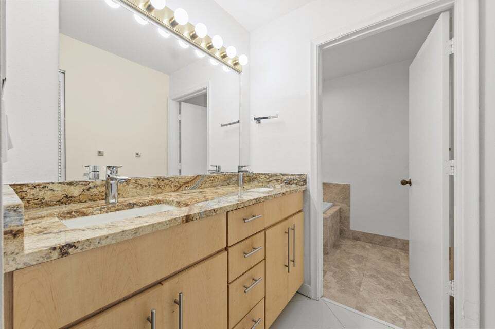 Building Photo - 790 Saint Albans Dr