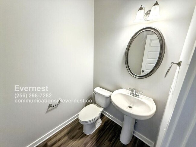 Building Photo - Spacious and Bright 3-Bedroom Home in a Co...