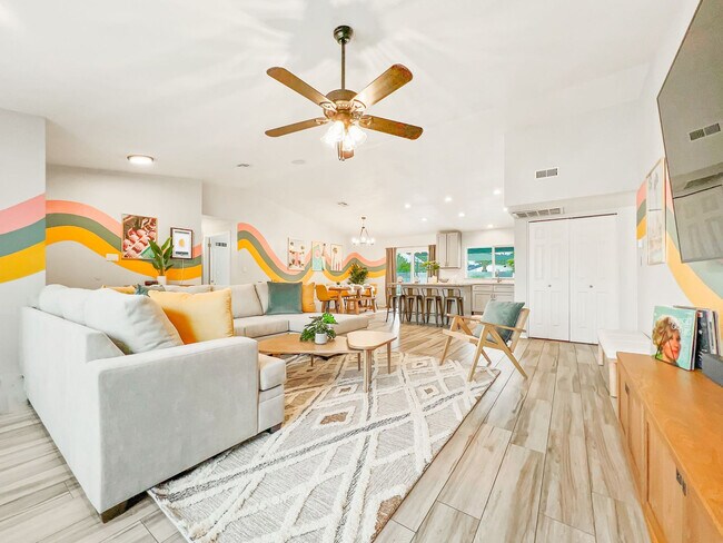 Primary Photo - 1209 W Loughlin Dr