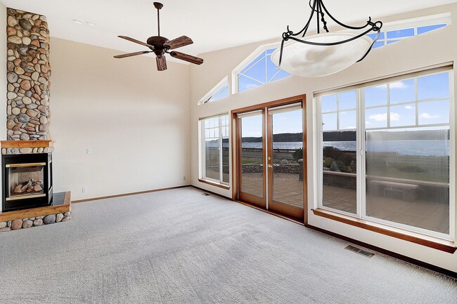 Building Photo - 2 Bed 2 Bath w/Large Office - Penn Cove Views - NAS Whidbey