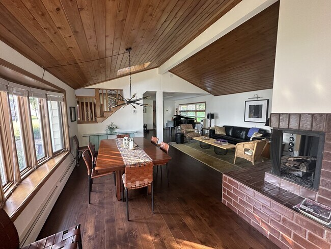 Building Photo - Lake Minnetonka Lakeshore!!