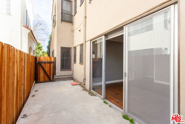 Building Photo - 153 N Arnaz Dr