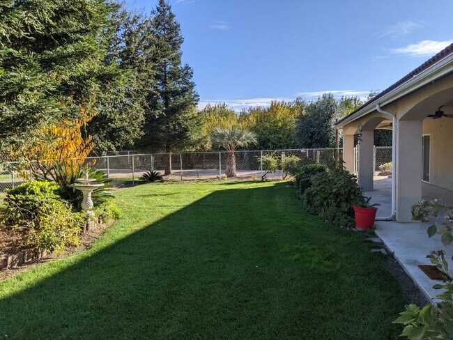 Building Photo - Large custom rural home offering wonderful...