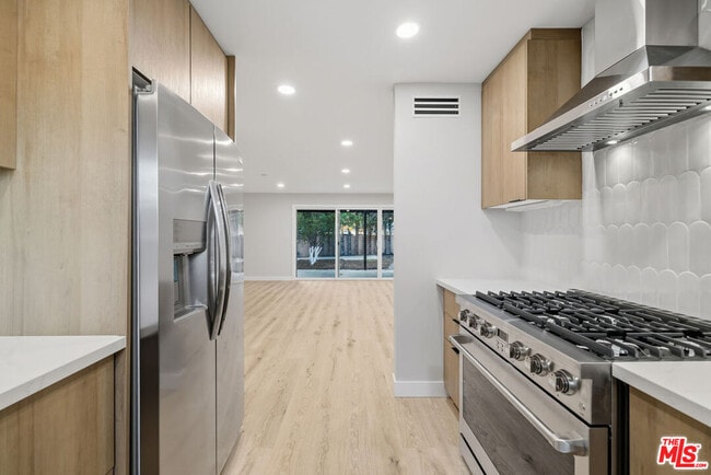 Building Photo - 10557 Reseda Blvd