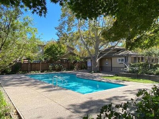 Building Photo - 3 Bed 3.5 Bath + Loft, In Downtown Danvill...