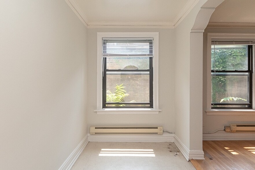 Building Photo - 430 W Roscoe St