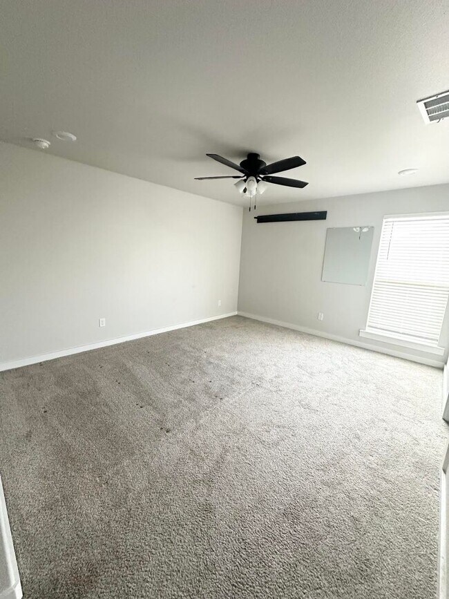 Building Photo - 3 Bed 2 Bathroom for Rent!