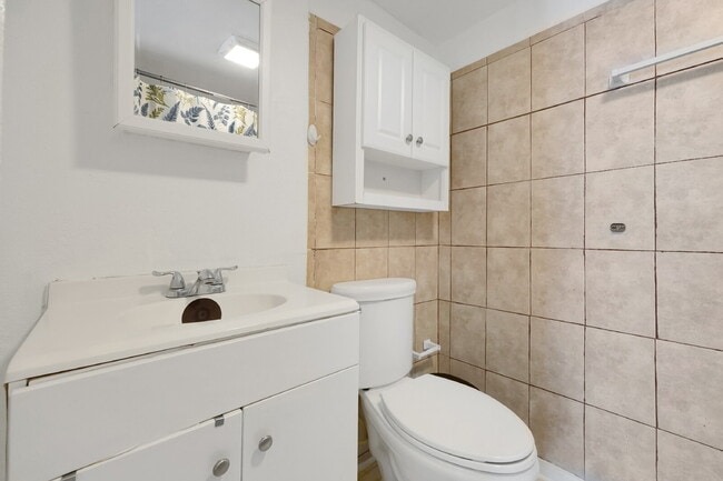 Building Photo - "Bright 2-Bed, 2-Bath Condo Retreat with Pool & Lake Views"
