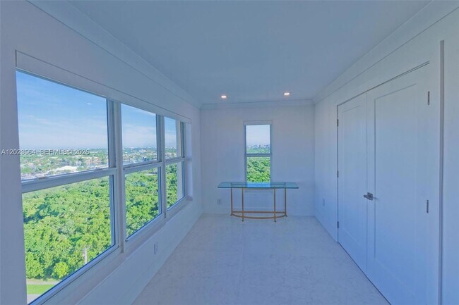 Building Photo - 3000 E Sunrise Blvd