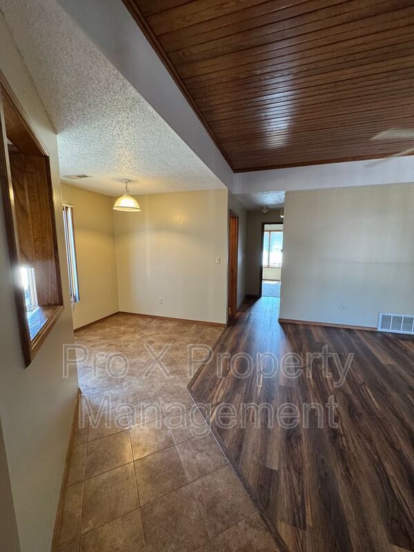 Building Photo - 510 E Elm St