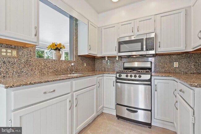 Building Photo - Picture-Perfect 2 Bedroom Home!