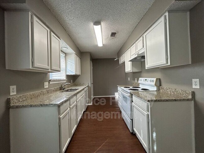 Building Photo - 625 Edwards Dr