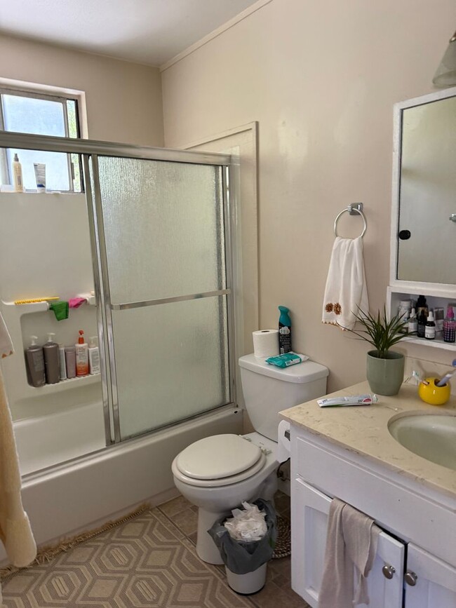 Building Photo - 5 bed 2 bath on New Mills!